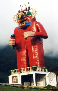huge-statue-with-carnival-mask