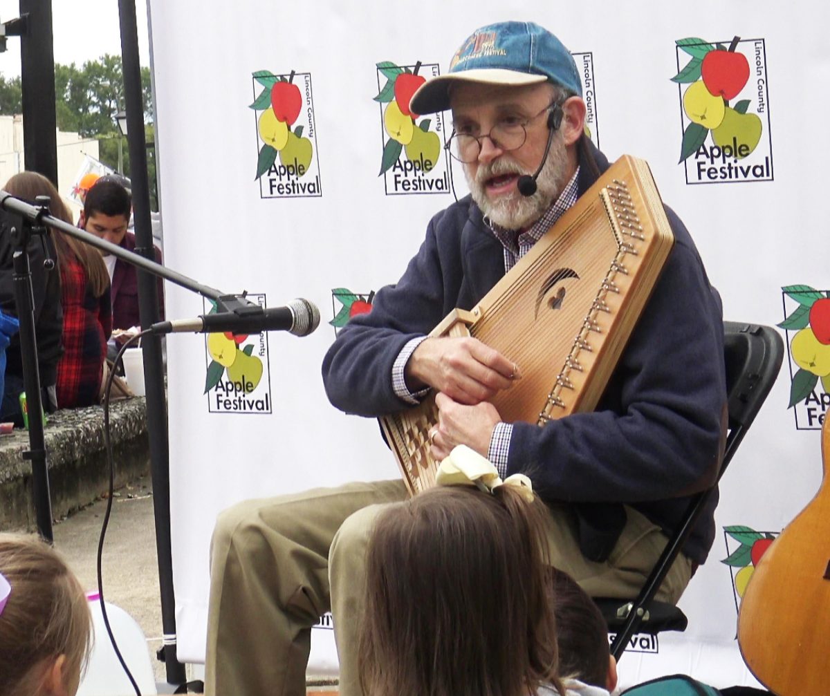 LC Apple Fest autoharp close-up